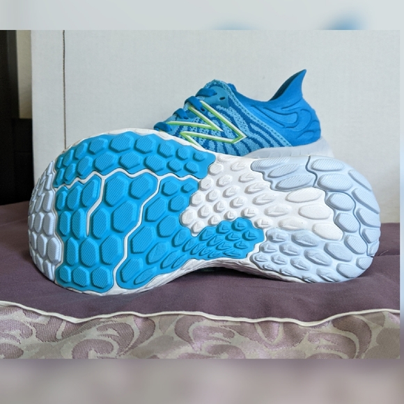 New Balance athletic shoes - Picture 2 of 3